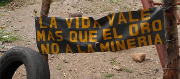 Striscione dell'accampamento anti-minerario di La Puya, Guatemala "La vita vale più dell'oro. No all'estrazione mineraria". (© La Puya) Striscione dell'accampamento anti-minerario di La Puya, Guatemala "La vita vale più dell'oro. No all'estrazione mineraria".