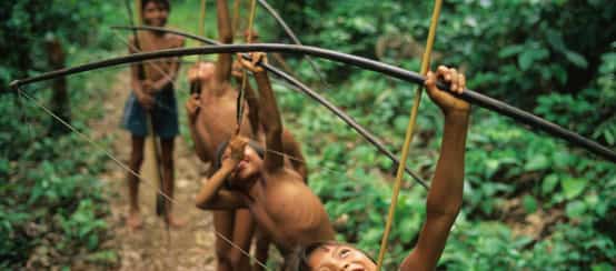 Bambini indigeni Yanomami imparano a cacciare (© Nigel Dickinson/Alamy Stock Foto) Bambini indigeni Yanomami imparano a cacciare