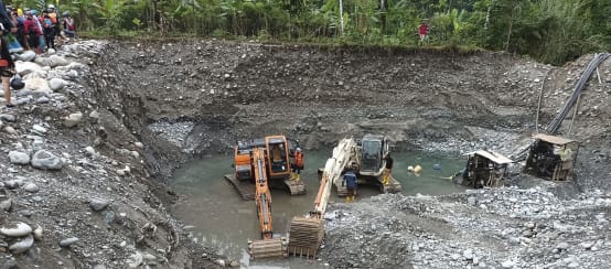 Scavi minerari per la ricerca e l'estrazione dell'oro nell'Amazzonia ecuadoriana