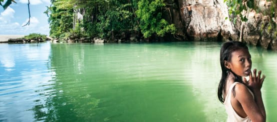 Ragazza in una baia di Sulawesi