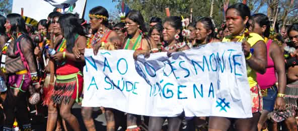 Donne indigene del Brasile marciano contro la distruzione della foresta (© Apib Comunicação - CC BY-SA 2.0) Donne indigene del Brasile marciano contro la distruzione della foresta
