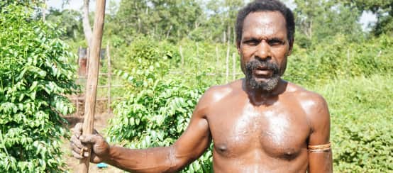 Gli indigeni di Papua difendono la loro foresta contro l'azienda cartiera Moorim (© Pusaka) Un papuano del clan Gebze (Merauke) in conflitto con l'azienda cartiera coreana Moorim