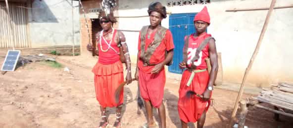 Gli abitanti di oltre 100 villaggi sono colpiti dalle piantagioni di palma da olio della compagnia PHC (© RIAO-RDC) Capi tradizionali a Lokutu / RDC