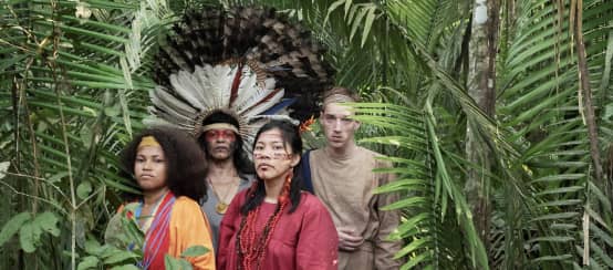 Attori dello spettacolo Antigone in Amazzonia in piedi nella foresta pluviale