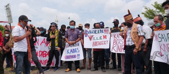 Manifestazione per chiedere: Libertà per Willem Hengki! Tribunale di di Palangkaraya, 14 giugno 2022