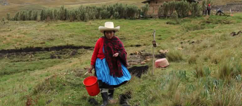 Máxima Acuña nella sua terra, la zona del conflitto con la Miniera Yanacocha Máxima Acuña sulla sua terra