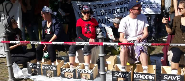 Attivisti che si sono fatti cementare i piedi per salvare Kendeng Gli attivisti si cementato i piedi in segno di protesta in occasione della riunione degli azionisti della HeidelbergCement