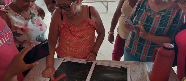 Discussione sulla mappa con i confini della terra ancestrale nella comunità di Timbiras Una rappresentante della Commissione Pastorale della Terra (CPT) presenta una mappa con i confini della terra ancestrale della comunità di Timbiras