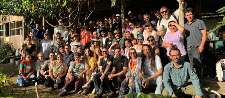 Un gruppo di persone in visita alla stazione di ricerca nella foresta protetta di Los Cedros.