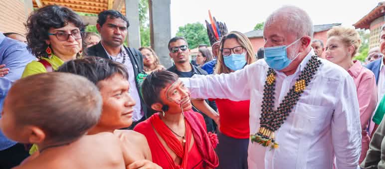 Il Presidente brasiliano Lula da Silva visita il centro sanitario nel territorio Yanomami