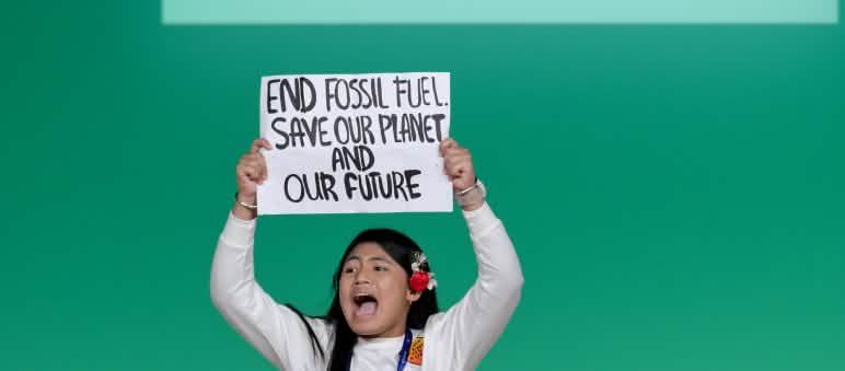 Protesta durante la COP 28: porre fine ai combustibili fossili. Salviamo il nostro pianeta e il nostro futuro Protesta durante la COP 28: porre fine ai combustibili fossili. Salviamo il nostro pianeta e il nostro futuro