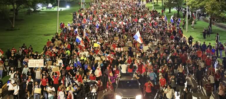Migliaia di persone manifestano in strada contro l'attività mineraria a Panama City, Panama.