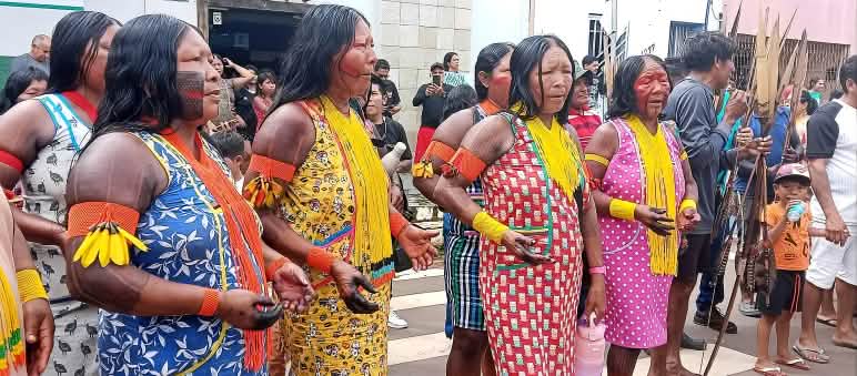 Un gruppo di donne indigene protestano per difendere le loro terre dall'estrattivismo in Brasile
