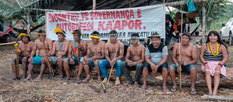 Ka'apor discutono nella foresta amazzonica