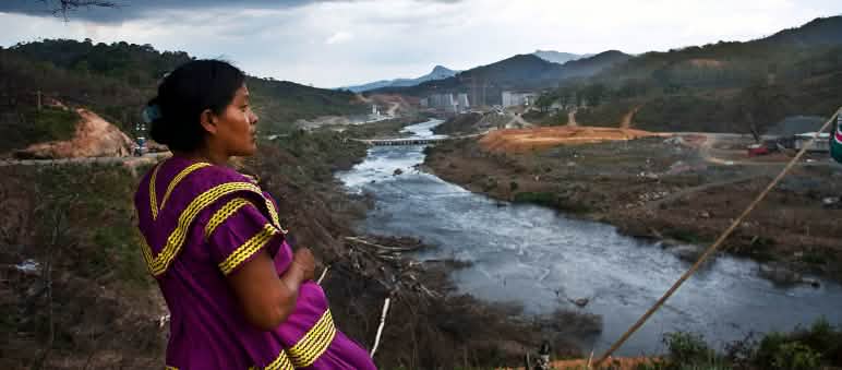 La situazione è di massima allerta per gli indigeni Ngabe Una donna indigena Ngäbe Bugle e il Río Tabasará