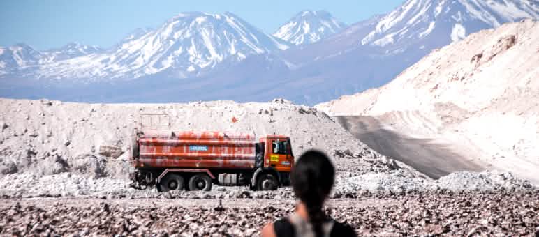 Donna contempla l'estrazione di litio nel salar di Atacama nelle Ande, Cile
