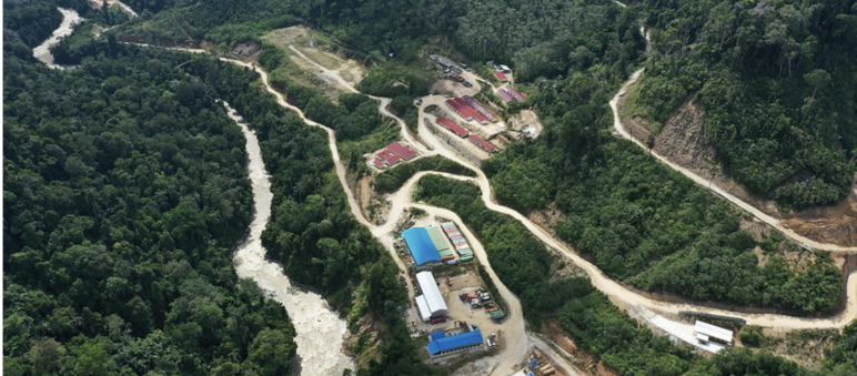Cantiere nella foresta vicino al fiume