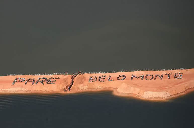 Protesta per fermare Belo Monte del 2012 Una vista dall’alto: Fermate Belo Monte scritto su una spiaggia