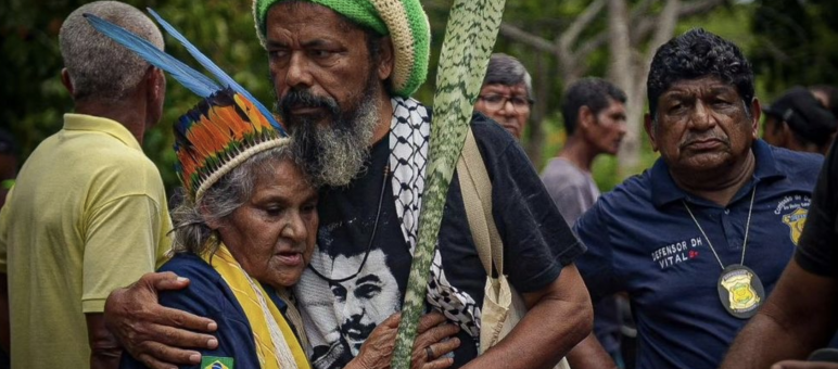 Joelson Ferreira dellàorganizzazione Teia dos Povos, di cui Salviamo la Foresta è partner, abbraccia Maria Muniz Tupinambá, sorella della leader indigena assassinata Maria de Fátima Muniz Pataxó "Nega".