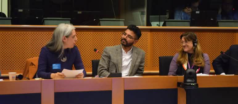 Guadalupe Rodríguez e altre due persone nella sala conferenze del Parlamento Europeo