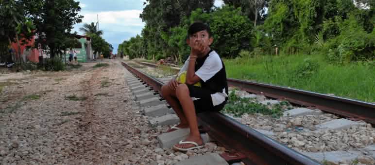 Un'area prevista per il passaggio del il cosiddetto Treno Maya Un bambino seduto sul vecchio binario che si trova sul percorso previsto per il progetto del Treno Maya, in Messico.
