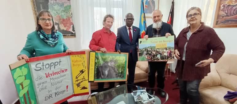 Consegna di 225.129 firme all'ambasciata della Repubblica Democratica del Congo a Berlino