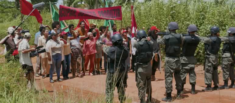 Riprese su una strada di campagna in Amazzonia. Indigeni e presone a cui era stata sottratta la terra affrontano la polizia militare armata.