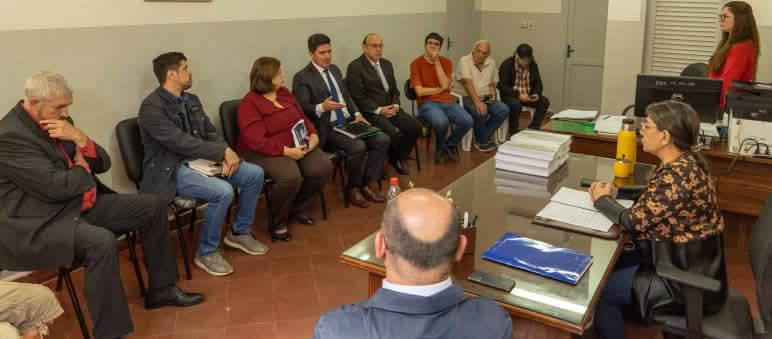 Una delegazione di rappresentanti di organizzazioni ambientaliste e per i diritti umani e di senatori tiene un'audizione e consegna le firme per la petizione "Vita e territorio per il popolo indigeno Manjui in Paraguay".