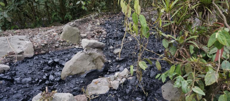 Petrolio grezzo rovesciato su un'area coperta di ghiaia e pietre