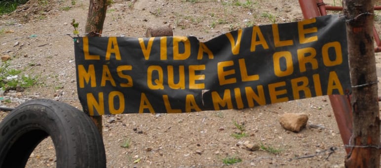 Striscione dell'accampamento anti-minerario di La Puya, Guatemala "La vita vale più dell'oro. No all'estrazione mineraria". Striscione dell'accampamento anti-minerario di La Puya, Guatemala "La vita vale più dell'oro. No all'estrazione mineraria".