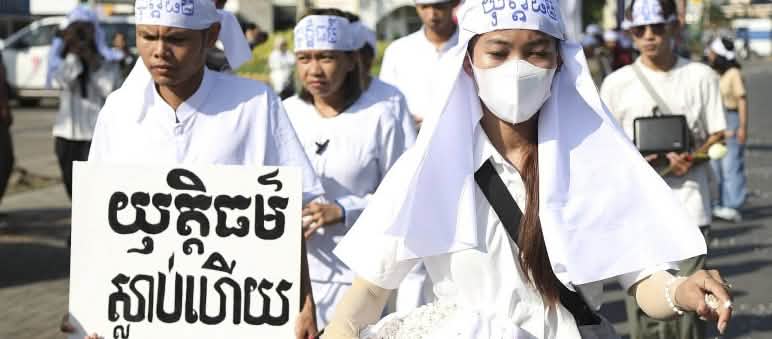 Manifestazione di Madre Natura Cambogia, vestita di bianco.