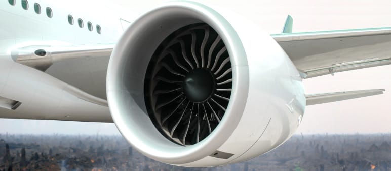Biocombustibili per volare? Fotomontaggio: turbina di un aereo sovrapposta ad una foresta bruciata