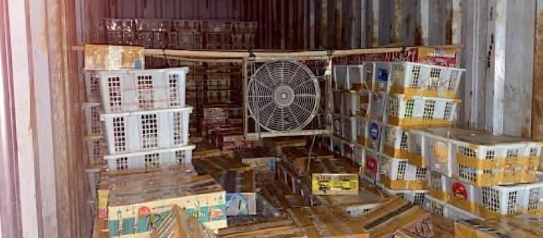 Vista all'interno di un camion con casse