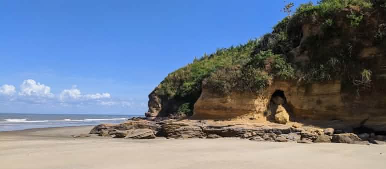 Spiaggia e costa rocciosa dell'isola di Cajual