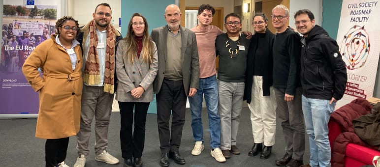 Foto di gruppo di 9 persone presso gli uffici della Commissione europea