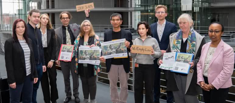 Foto di gruppo con i parlamentari.