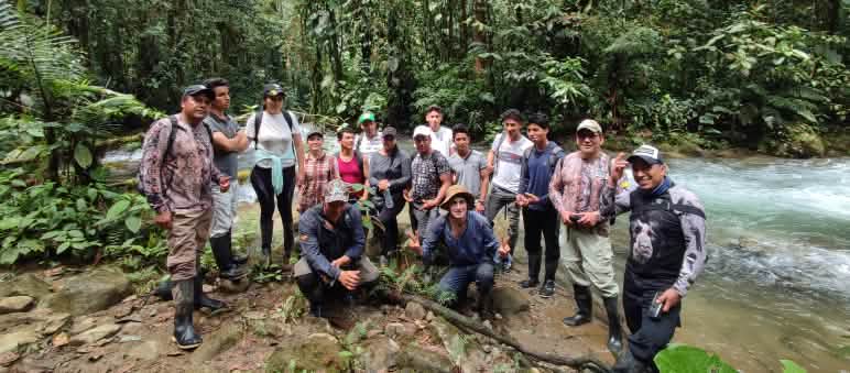 Nel Bosque Protector Los Cedros, un gruppo di persone si addestra per diventare guardia forestale.
