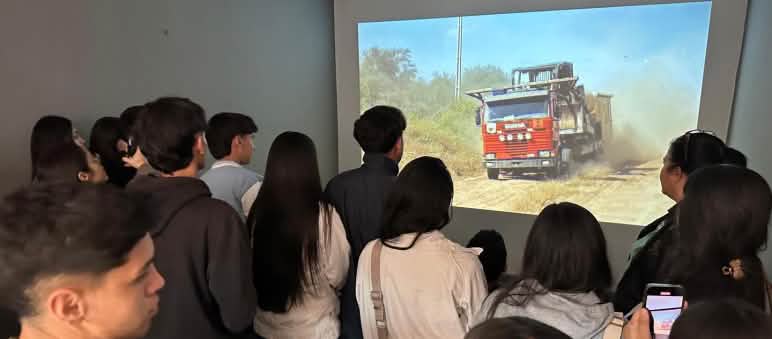 Studenti visitano la mostra sulle popolazioni indigene Mataguayo del Pilcomayo. Qui stanno guardando un video.