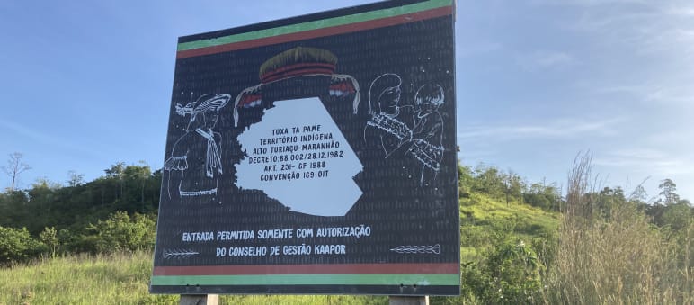 Poster del Consiglio di gestione del Kaapor al confine con il territorio indigeno TI Alto Turiacu.