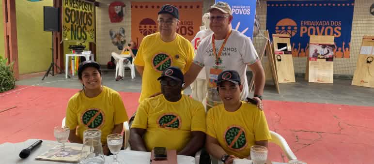 Foto di gruppo con 5 persone di fronte a un tavolo