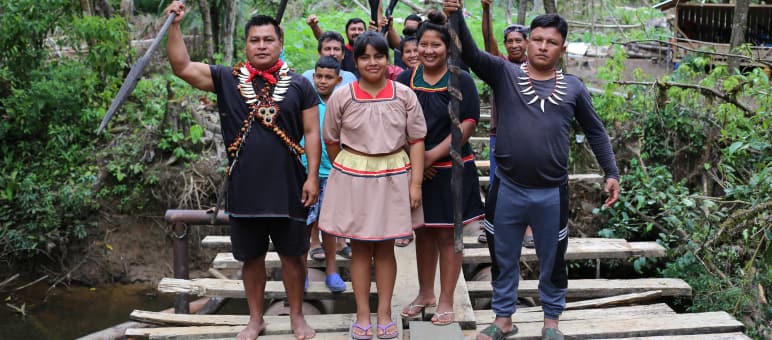 Eduardo Mendúa (nella foto, sul alto sinistro) leader della resistenza contro le esplorazioni petrolifere nella foresta amazzonica di A'i Cofán. Indigeno A'i Cofán di Durengo con Eduardo Medúa (a sinistra)