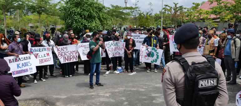 Il popolo della comunità Kinipan del Borneo non si fa intimidire. Protesta della comunità Kinipan del Borneo davanti al tribunale di Palangkaraya, 2022.