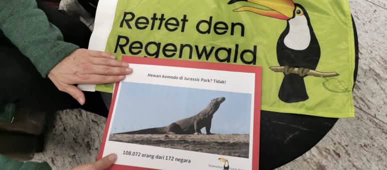 Bandiera di RdR e petizione Komodo su un tavolo rotondo
