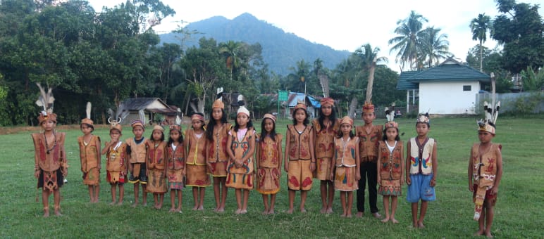Bambini Dayak in abiti tradizionali