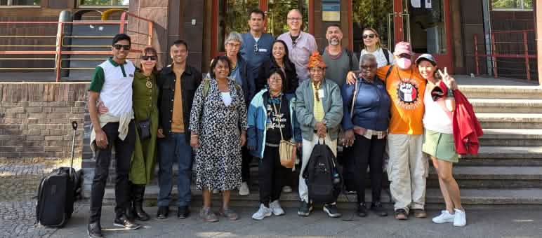 Gruppo di visitatori davanti all'Istituto Latinoamericano dell'Università Humboldt di Berlino