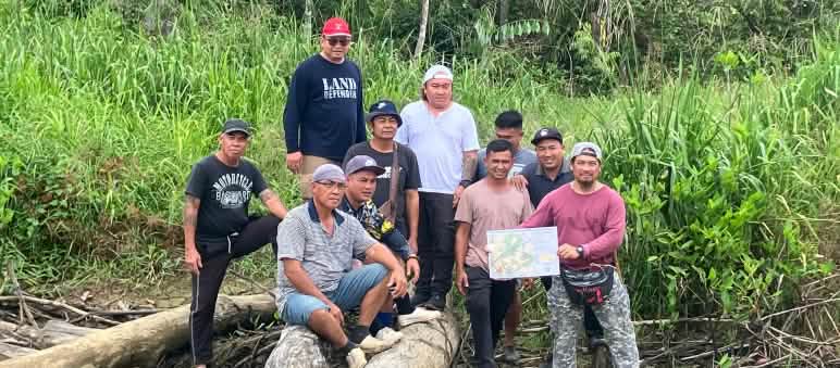 Gli indigeni presentano la mappa del loro territorio tradizionale, insieme al nostro partner Matek Geram (berretto rosso) Gli indigeni Sungai Seruas mostrano una mappa che hanno realizzato con SADIA