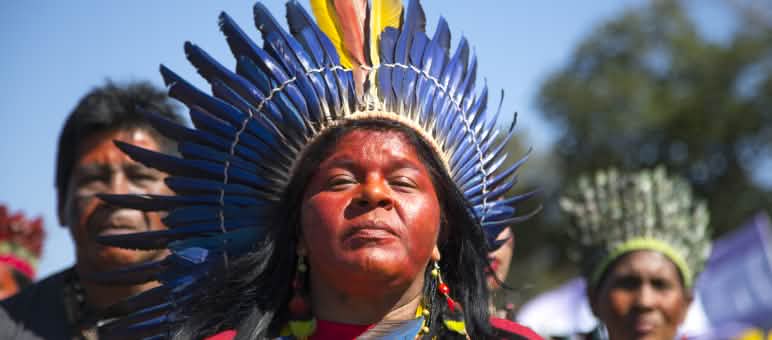 Donne indigene riunite in una marcia di protesta nella capitale Brasilia Donne indigene del Brasile difendono i loro diritti