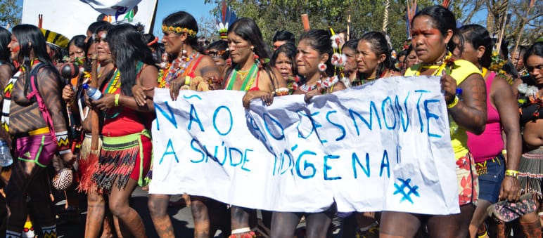 Marcia e manifestazione delle donne indigene contro la deforestazione e per l'assistenza sanitaria ai popoli indigeni, nel 2020. Donne indigene del Brasile marciano contro la distruzione della foresta