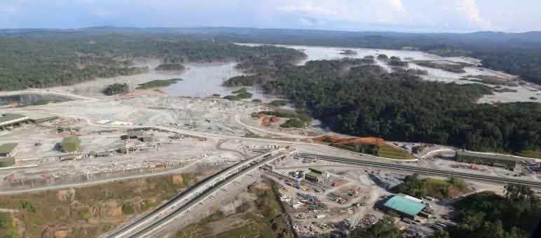 Vista aerea della miniera di rame a cielo aperto scavata nella foresta tropicale