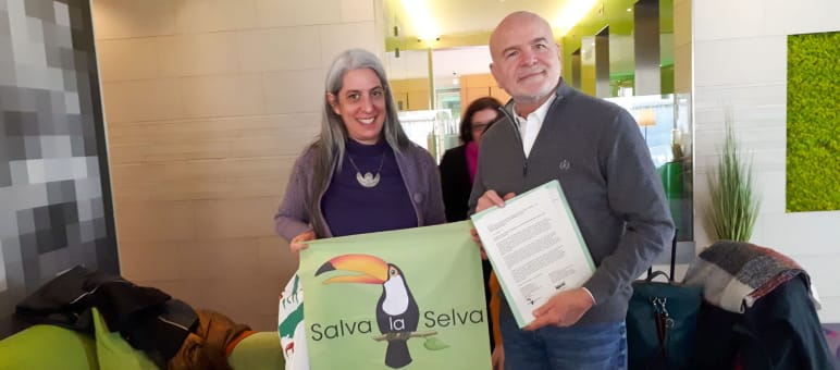 Guadalupe Rodriguez consegna al Relatore Speciale dell'ONU, Michel Forst, la lettera degli alleati di WALHI South Sulawesi (Indonesia) Guadalupe Rodriguez di Save the Rainforest con il relatore speciale delle Nazioni Unite Michel Forst.